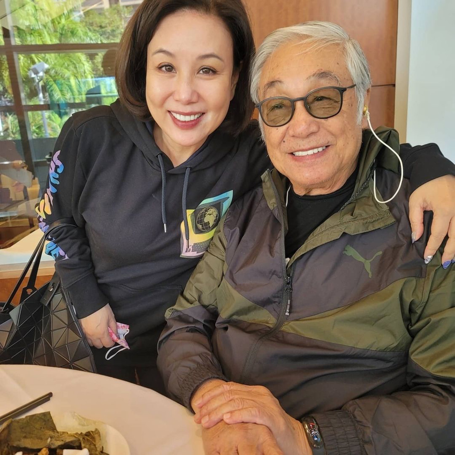 脸色红润饱满  87岁曾江一头白发朝气勃勃　​