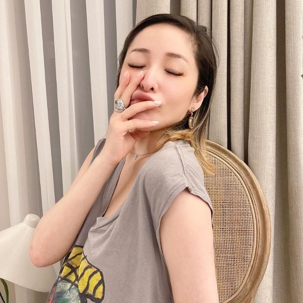 萧亚轩下半身失踪 泄蕾丝小裤长腿贺出道22周年