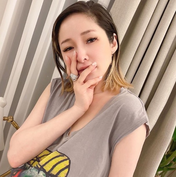 萧亚轩下半身失踪 泄蕾丝小裤长腿贺出道22周年