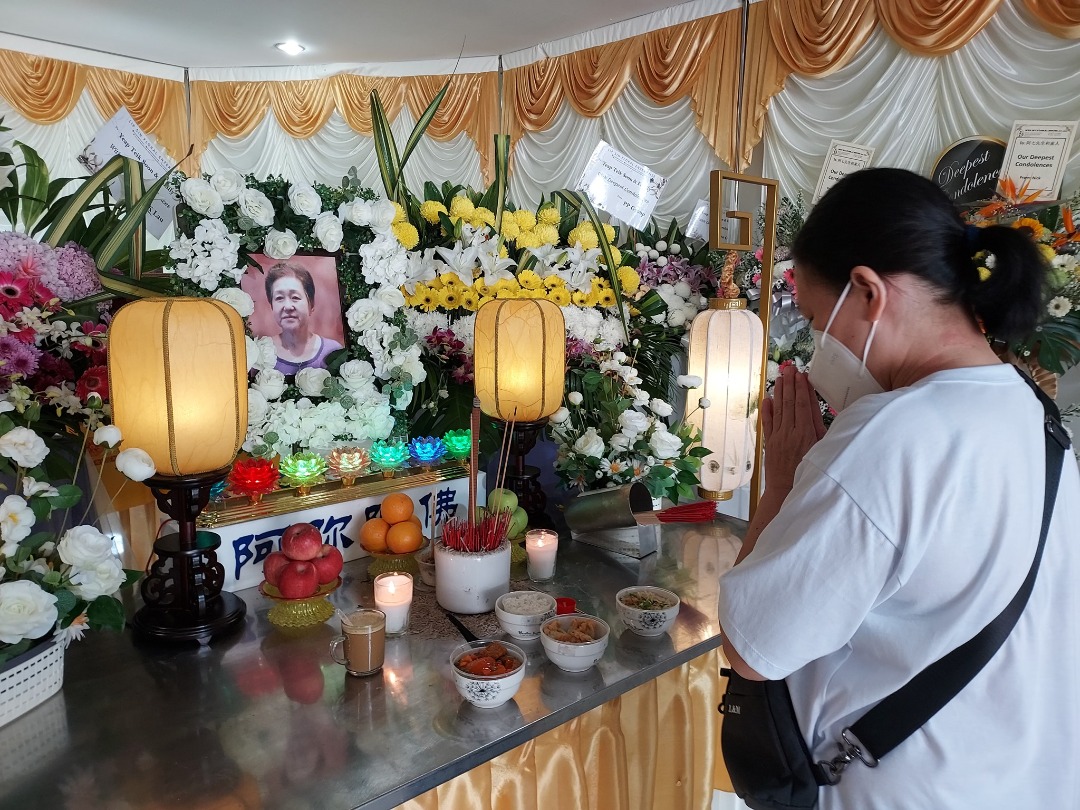 被摩托撞死女小贩举殡 疑涉攫夺 家属寻目击者