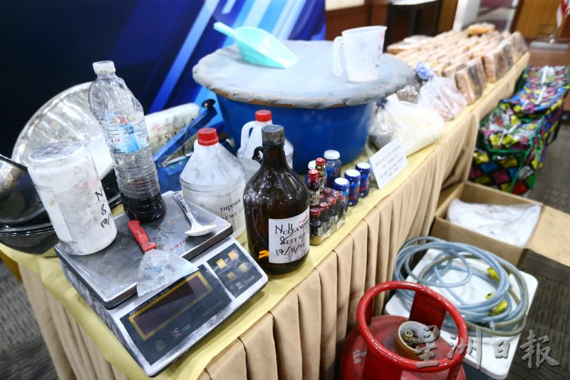 贩毒集团利用弃置非法屋炼毒，警起42万毒品捕6男