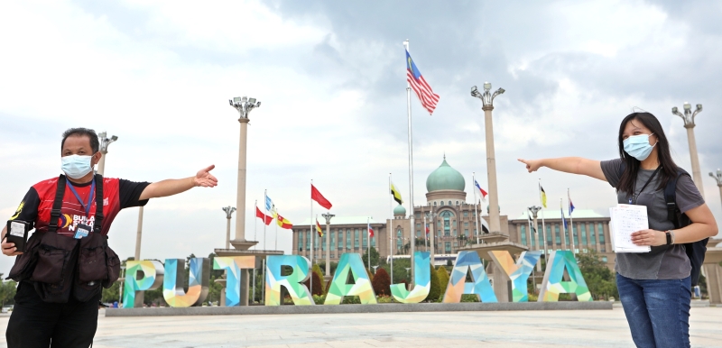 本期《疫起出游》，跟着摄影老蔡（左）发掘“活力四射”的布城。