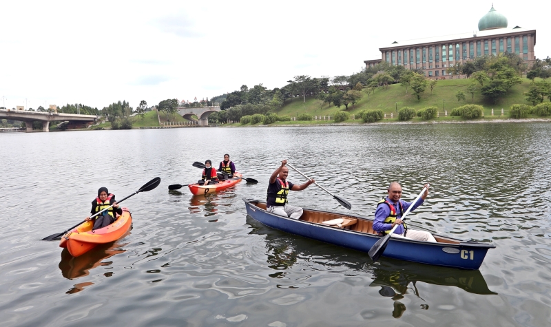 在布城湖上划“皮划艇”，也别有一番旅游体验。图为布城湖俱乐部经理阿兹占（右一）带领团队划艇，欢迎游客前来感受。