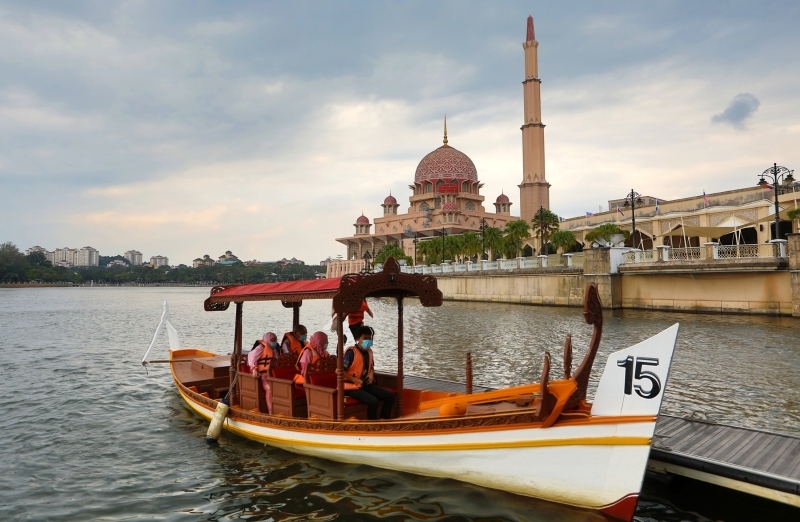 下午1时：乘坐小船环游布城湖，安静欣赏布城沿湖美景，当一回闲散旅客。