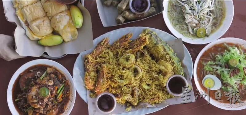 沙滩附近售有各种美味的传统美食。