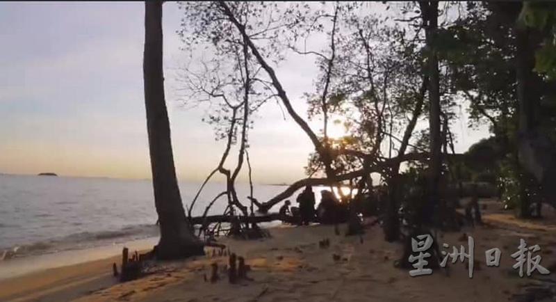 在夕阳的余晖中,沙滩显得宁静安详。