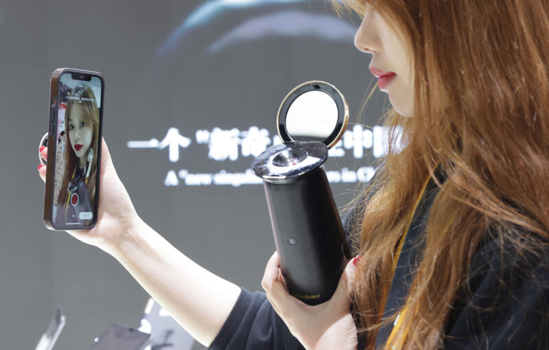 进博会上商品琳琅满目∕镶满40万颗宝石的跑车亮相进博会