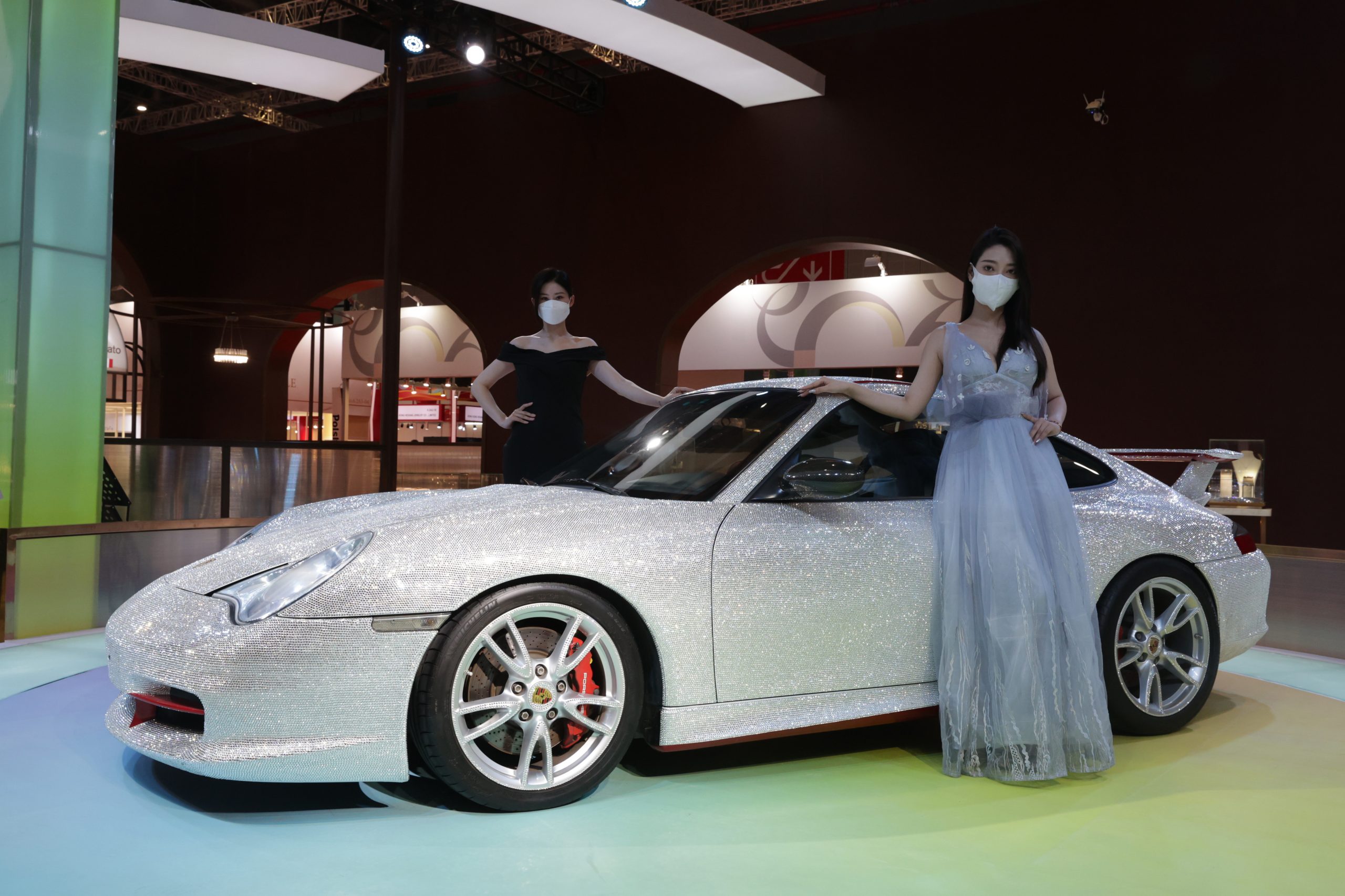进博会上商品琳琅满目∕镶满40万颗宝石的跑车亮相进博会