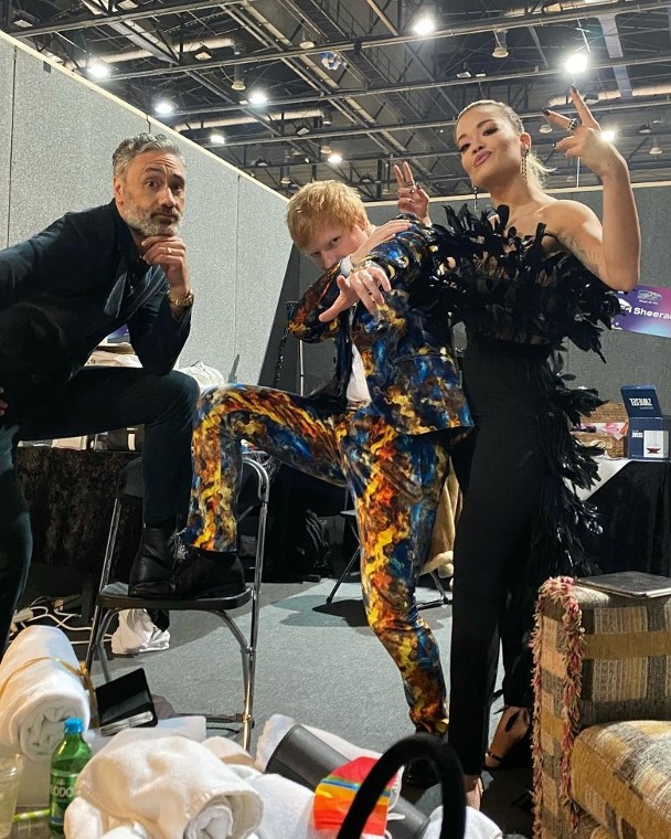 连夺最佳歌手及组合 BTS EMA捧4奖大赢家