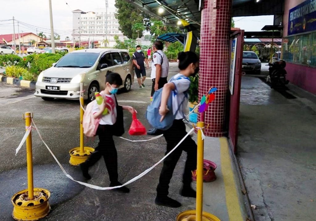 逾半学生到校上课 养成钟民严守SOP