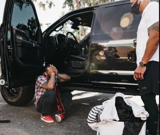 道维强森送暖!顶级皮卡车送粉丝 幸运儿感动爆哭