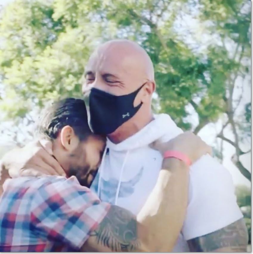 道维强森送暖!顶级皮卡车送粉丝 幸运儿感动爆哭