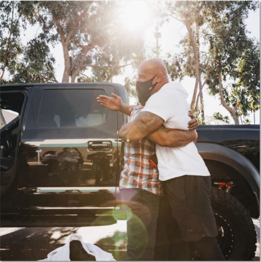 道维强森送暖!顶级皮卡车送粉丝 幸运儿感动爆哭