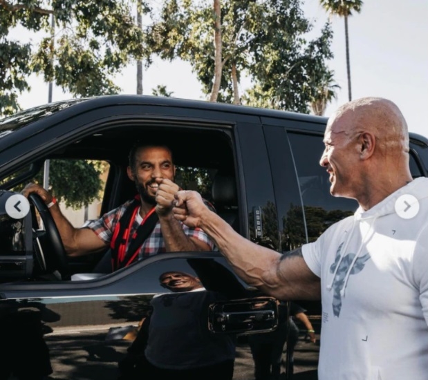 道维强森送暖!顶级皮卡车送粉丝 幸运儿感动爆哭