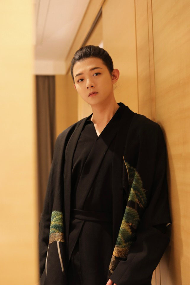 遭前女友控劈腿退圈 霍尊报警立案