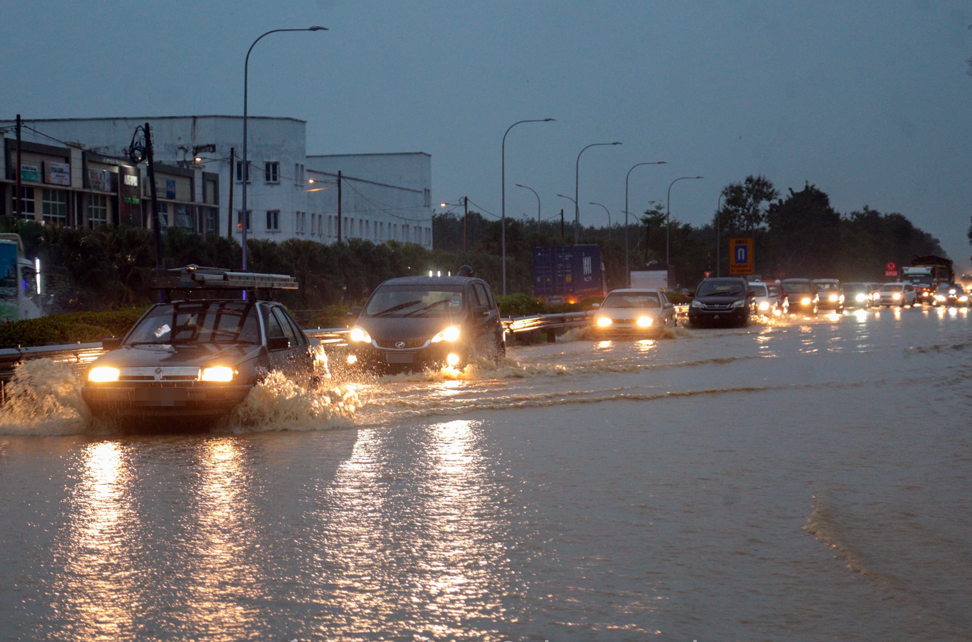 那坡—樟仑大道路段 缺防洪渠道淹水挡道