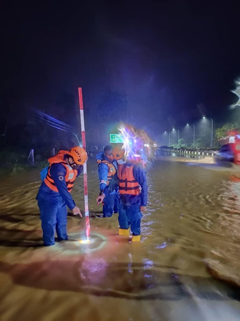 那坡—樟仑大道路段 缺防洪渠道淹水挡道
