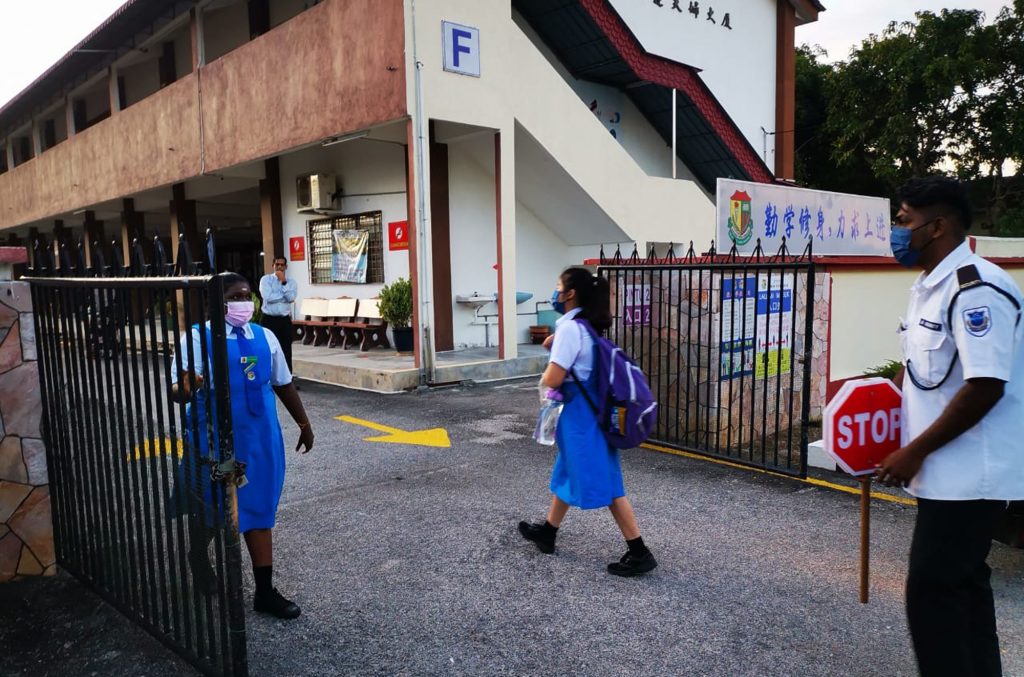 部分家长搞不清状况 把B组学生送返校