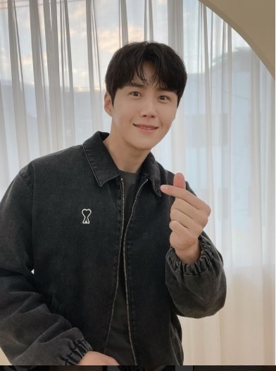  金宣虎被爆拒现身《AAA》韩媒喊“别躲了”