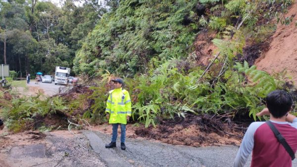 金马仑暴风雨树倒压车  至少6处土崩影响交通