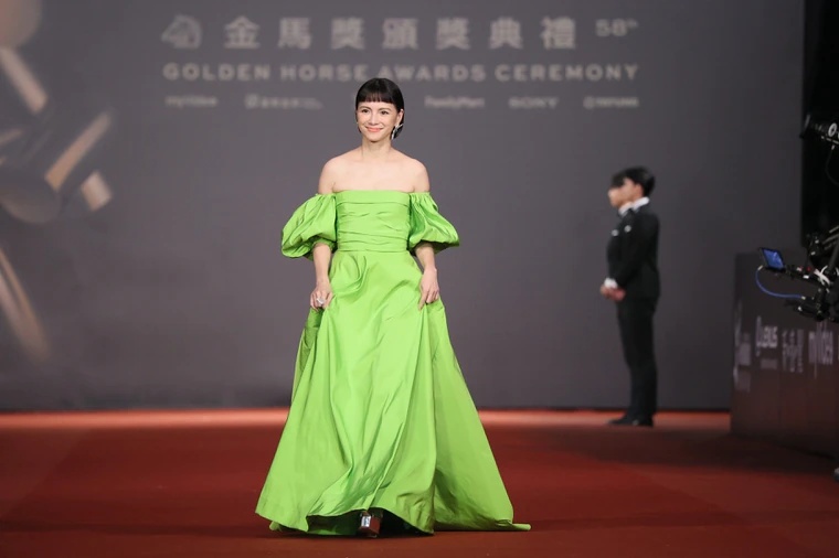 金马红毯最高潮.白灵顶艺妓头露屁屁抢镜