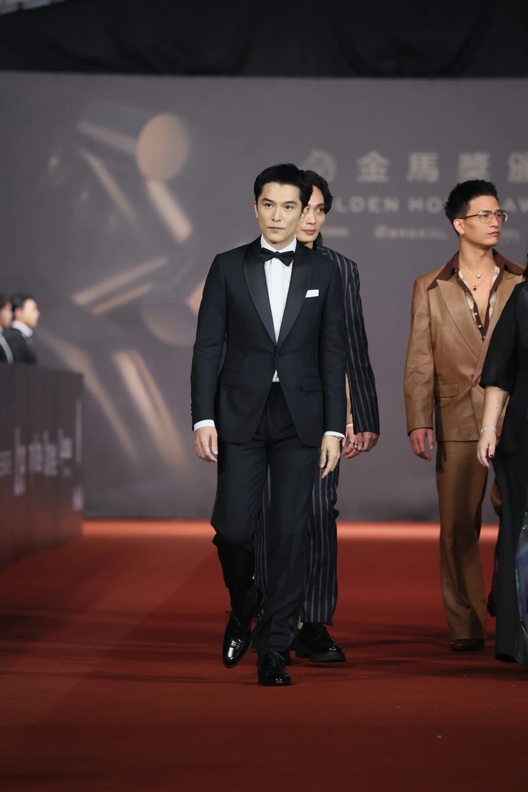 金马红毯最高潮.白灵顶艺妓头露屁屁抢镜