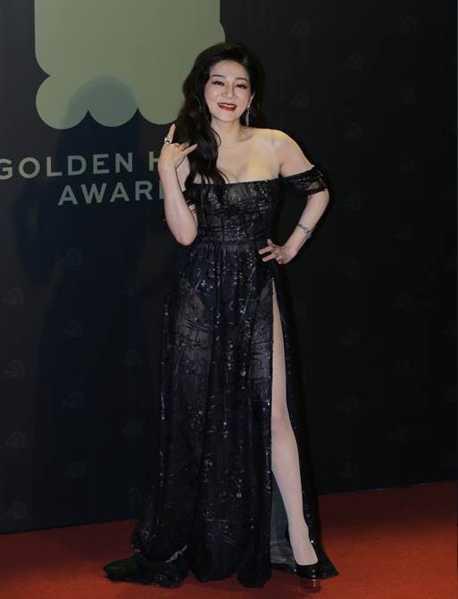 金马红毯最高潮.白灵顶艺妓头露屁屁抢镜