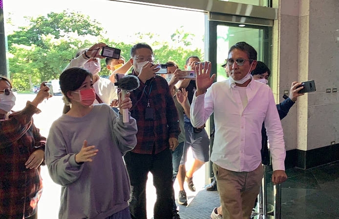 钮承泽监狱报到 脱罩微笑鞠躬吐7字