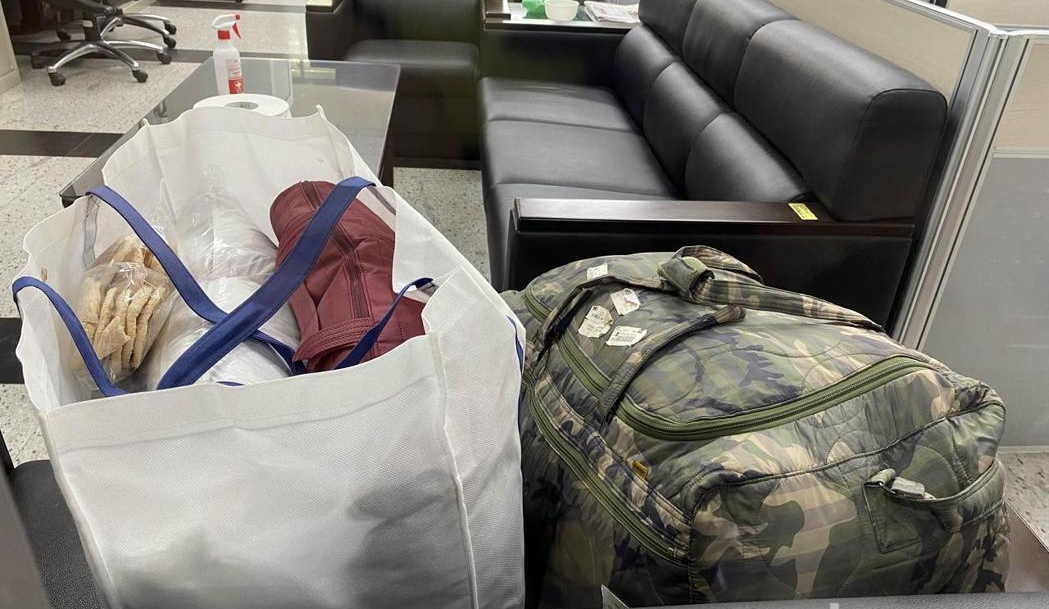 钮承泽监狱报到 脱罩微笑鞠躬吐7字