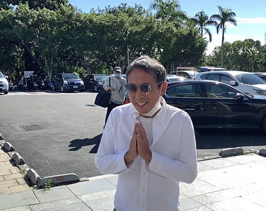 钮承泽监狱报到 脱罩微笑鞠躬吐7字