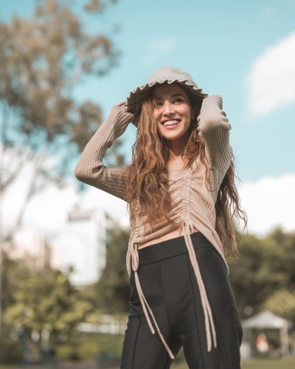 陈凯琳晒蚂蚁腰 肋骨尽现网惊呼：会不会断？