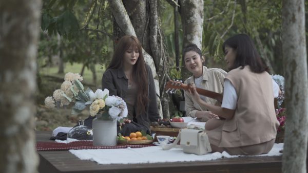 陈子颖《女行出游》拐伤脚当“太后” 苏凯漩韩晓嗳重感冒怪水逆 