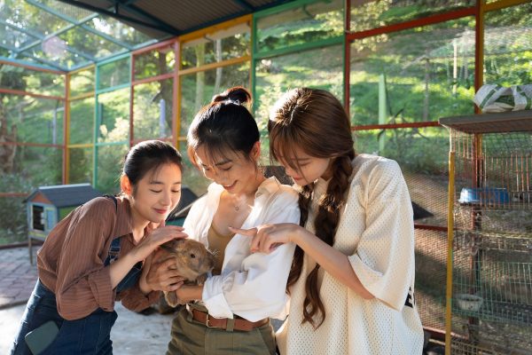 陈子颖《女行出游》拐伤脚当“太后” 苏凯漩韩晓嗳重感冒怪水逆 