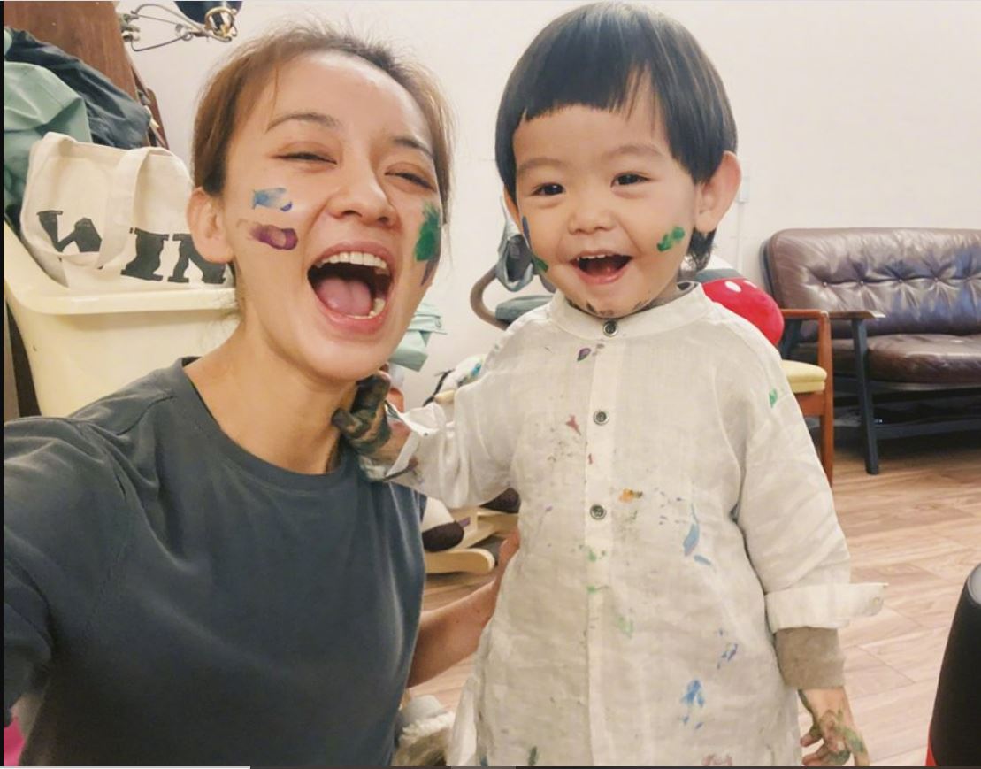 陈意涵首公开2岁儿正面 五官复制贴上网喊放心