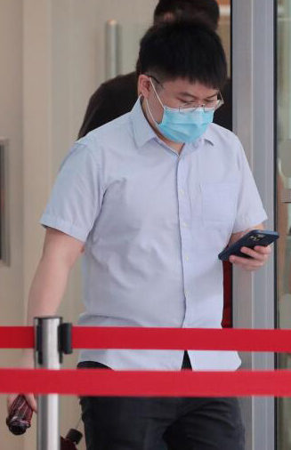 露宝又擅闯女郎房间裸躺 科学家判坐牢罚款