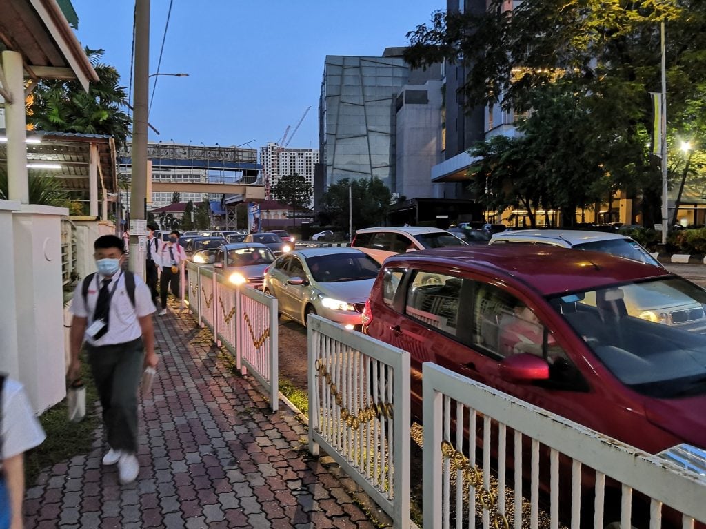 霹学校复课 三德中学 育才小学车流量增