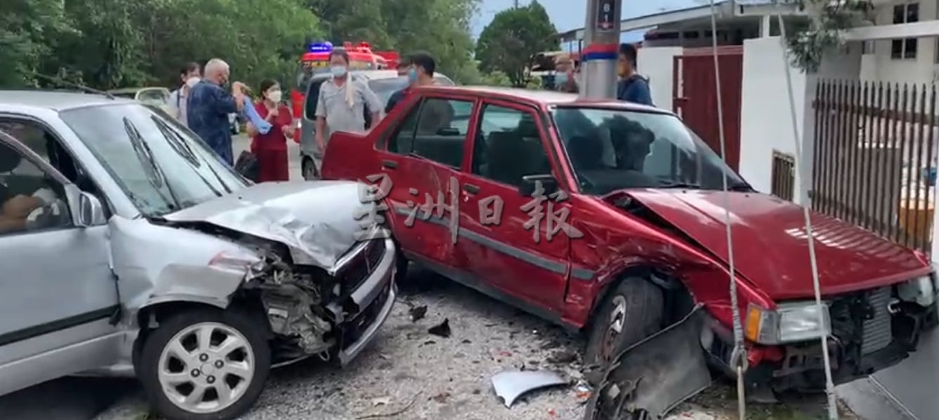 霹/一辆轿车撞及2辆轿车,年长司机受伤