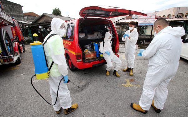 霹:1日见报/封底主文/【生活画页】消毒队深入高危场所 疫下开你一帖安全安心药