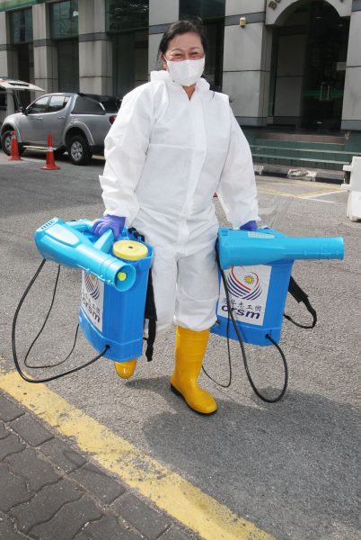 霹:1日见报/封底主文/【生活画页】消毒队深入高危场所 疫下开你一帖安全安心药