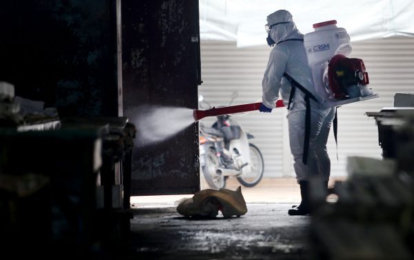 霹:1日见报/封底主文/【生活画页】消毒队深入高危场所 疫下开你一帖安全安心药