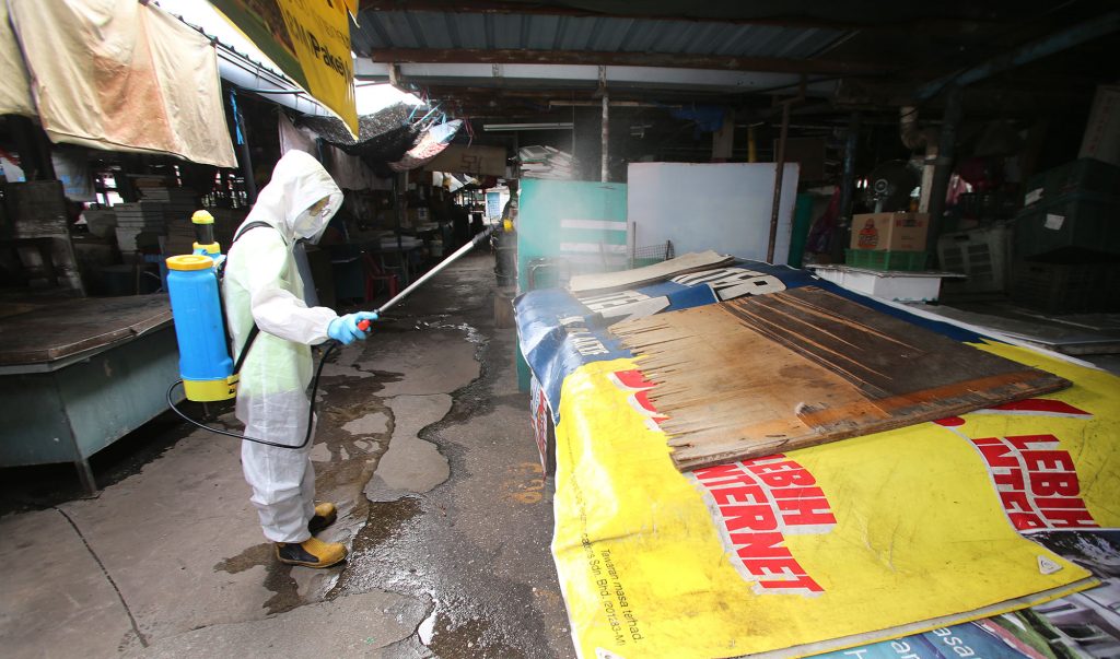 霹:1日见报/封底主文/【生活画页】消毒队深入高危场所 疫下开你一帖安全安心药