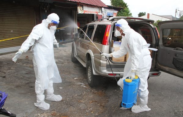 霹:1日见报/封底主文/【生活画页】消毒队深入高危场所 疫下开你一帖安全安心药