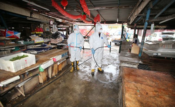 霹:1日见报/封底主文/【生活画页】消毒队深入高危场所 疫下开你一帖安全安心药