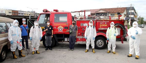 霹:1日见报/封底主文/【生活画页】消毒队深入高危场所 疫下开你一帖安全安心药