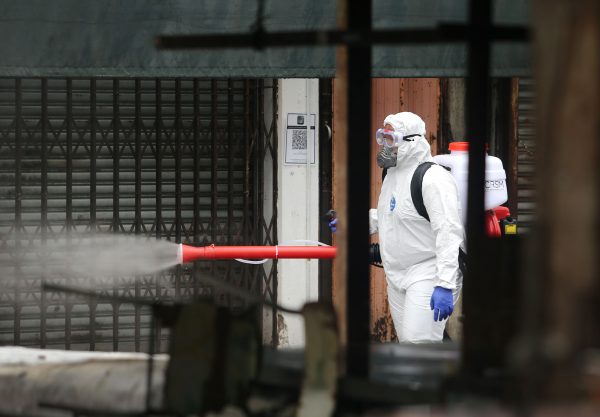 霹:1日见报/封底主文/【生活画页】消毒队深入高危场所 疫下开你一帖安全安心药