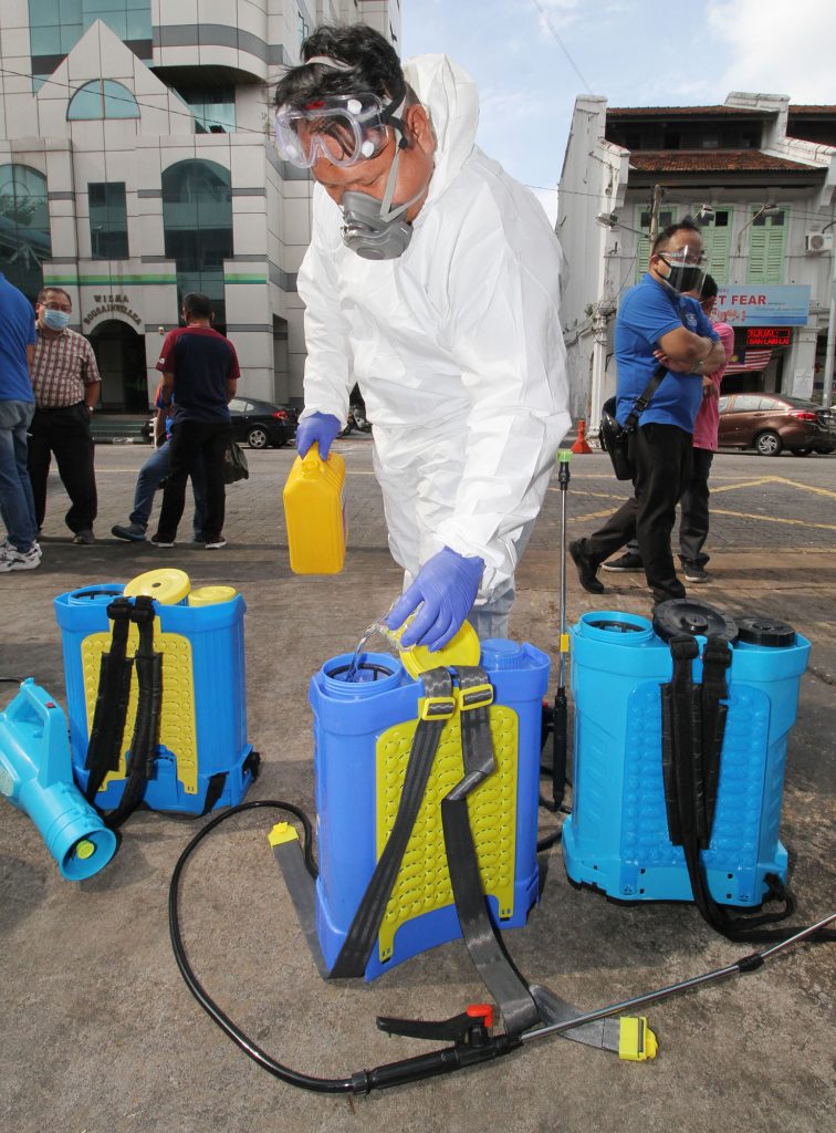 霹:1日见报/封底主文/【生活画页】消毒队深入高危场所 疫下开你一帖安全安心药