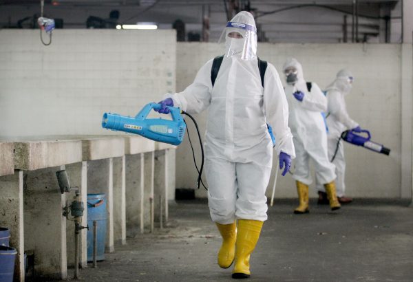 霹:1日见报/封底主文/【生活画页】消毒队深入高危场所 疫下开你一帖安全安心药