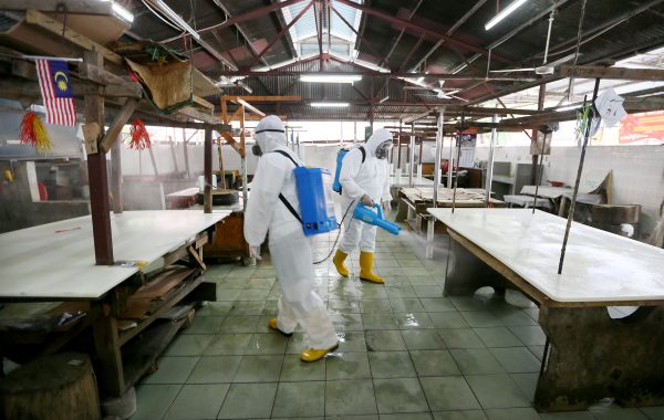 霹:1日见报/封底主文/【生活画页】消毒队深入高危场所 疫下开你一帖安全安心药