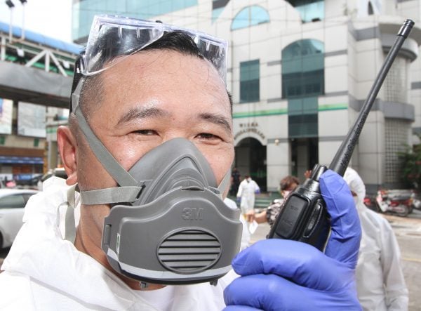 霹:1日见报/封底主文/【生活画页】消毒队深入高危场所 疫下开你一帖安全安心药