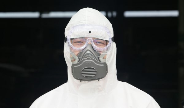 霹:1日见报/封底主文/【生活画页】消毒队深入高危场所 疫下开你一帖安全安心药